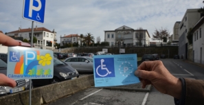 Multado por ter cartão da Câmara em lugar de deficientes